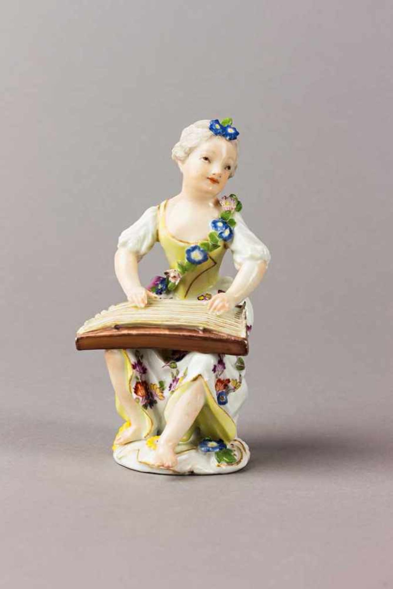 Zitherspielerin aus der Mädchenkapelle. Polychrom staffierte Figurine. Manufaktur Meissen, um