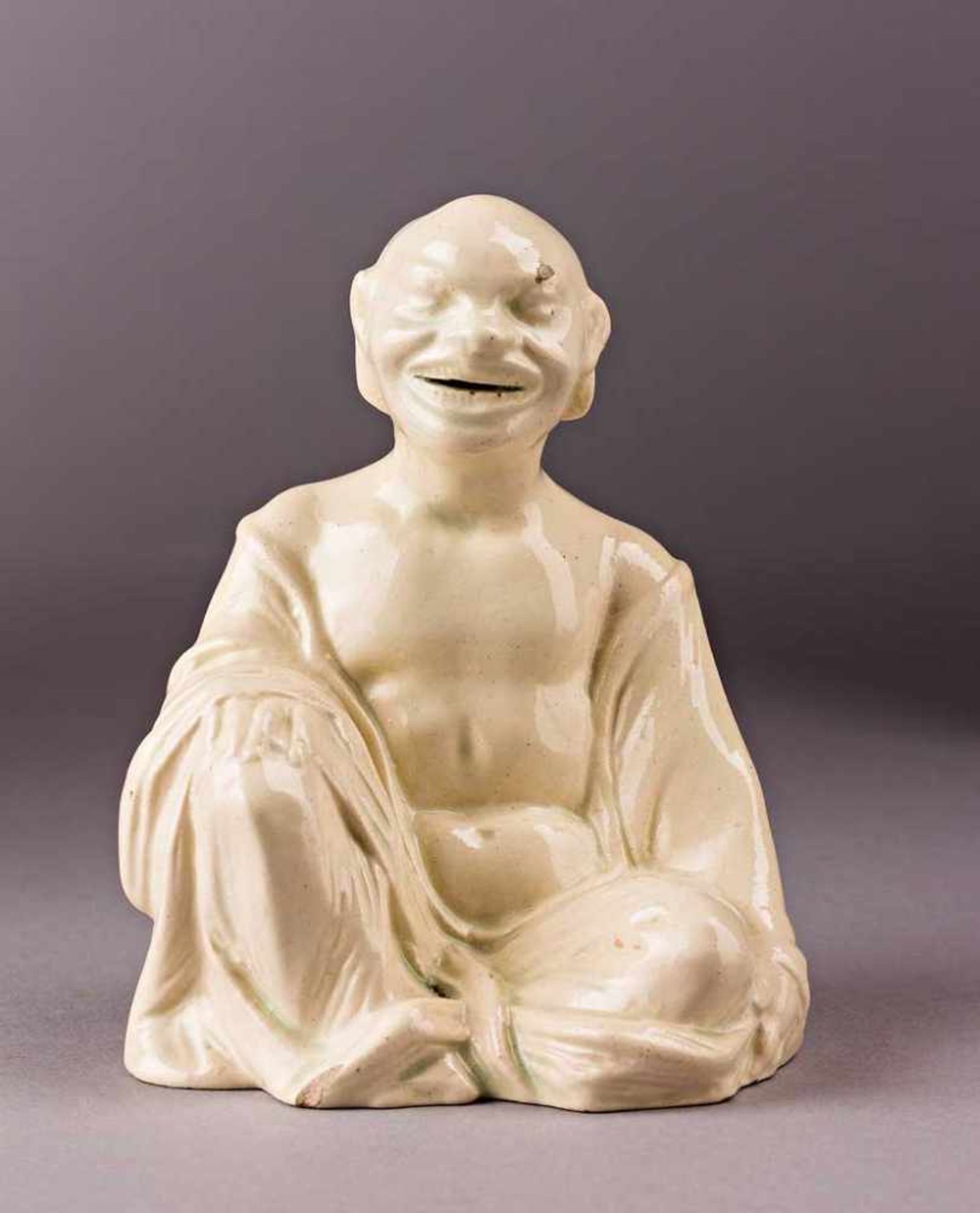 Sitzender Pagode als Räucherfigur. Monochrom weiß glasiert. Wohl Frankreich, um 1800. H 10 cm