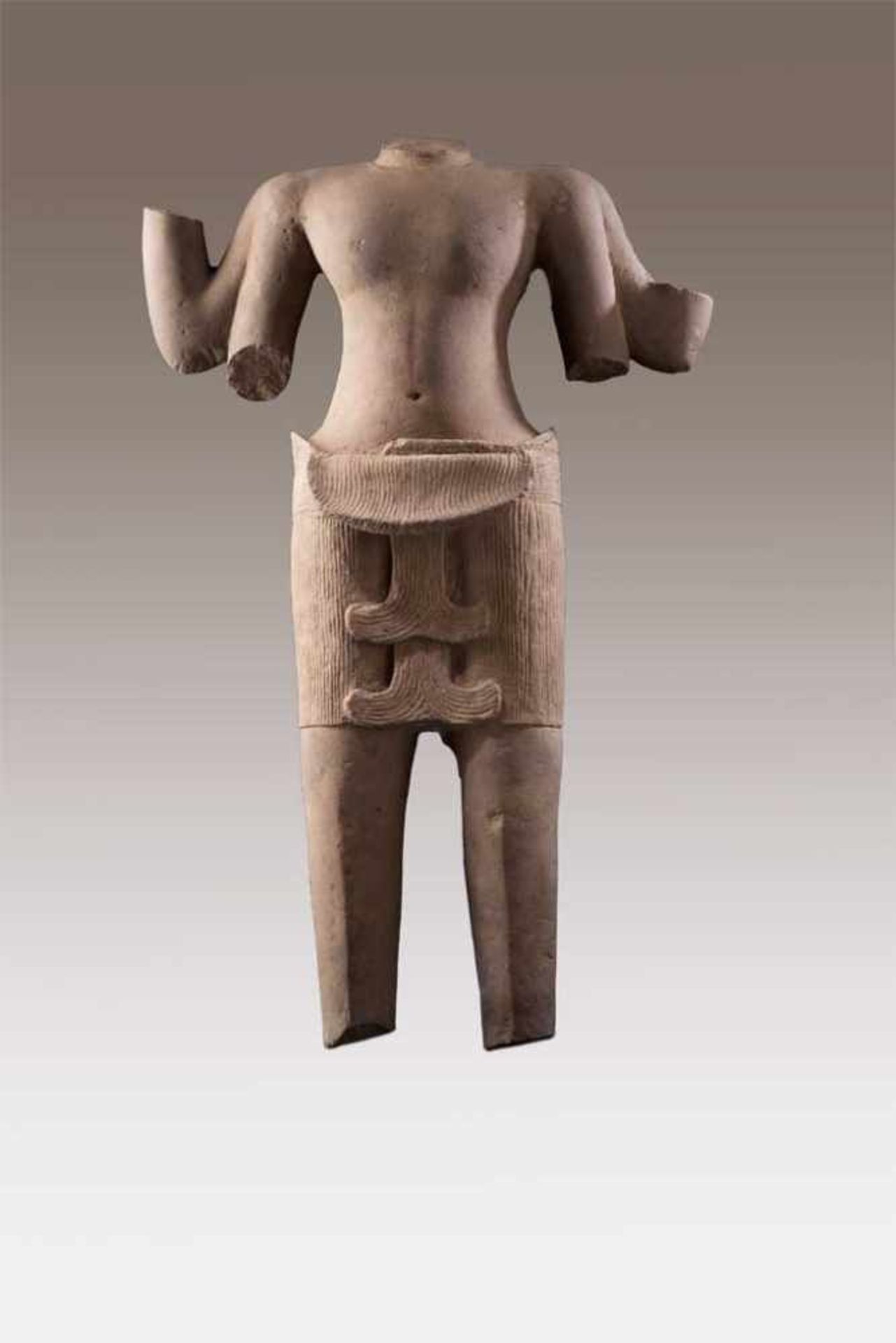 Torso eines Vishnu oder Brahma. Fein skulptierte Figur einer vierarmigen männlichen Gottheit.