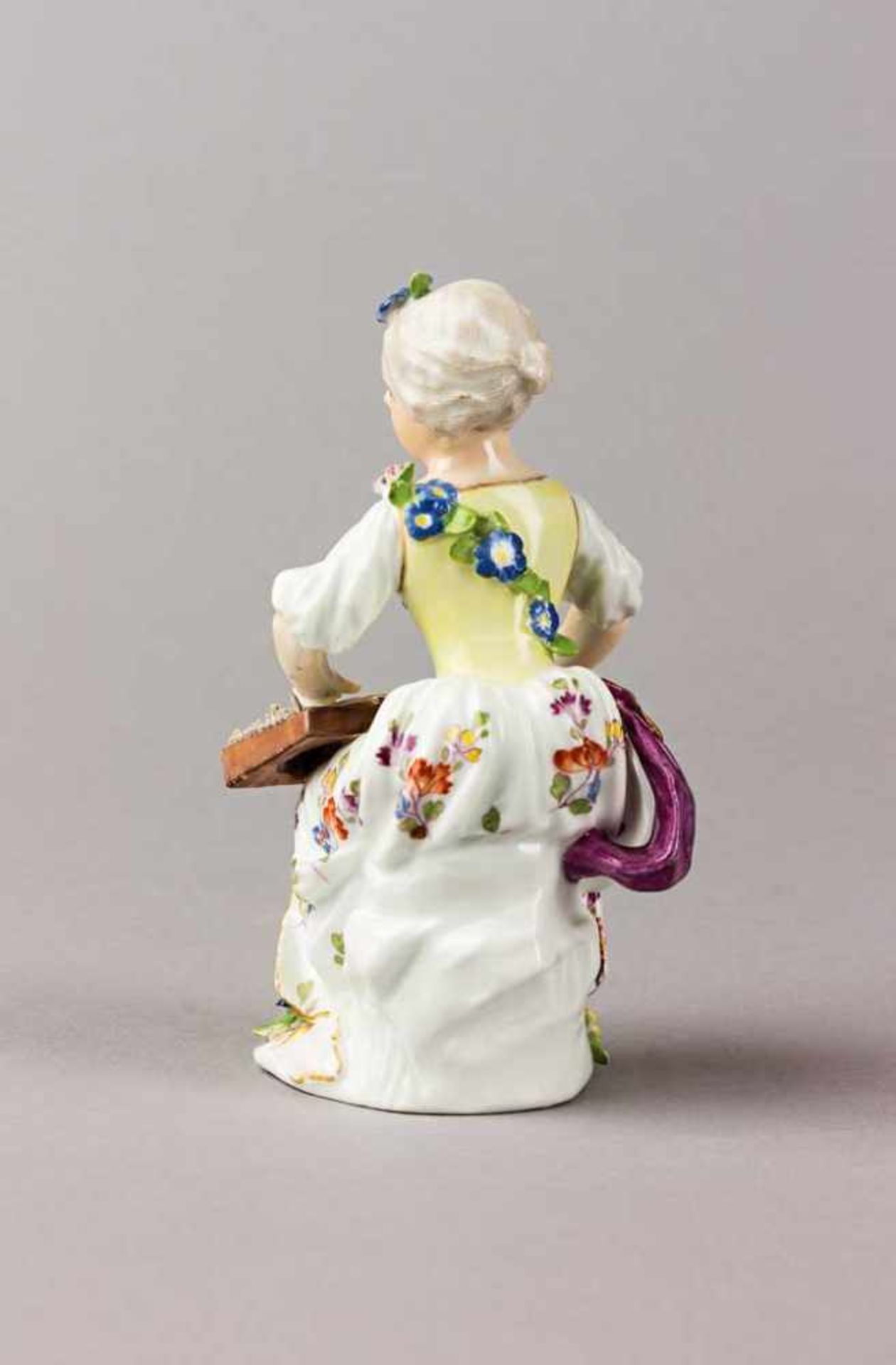 Zitherspielerin aus der Mädchenkapelle. Polychrom staffierte Figurine. Manufaktur Meissen, um - Bild 2 aus 2