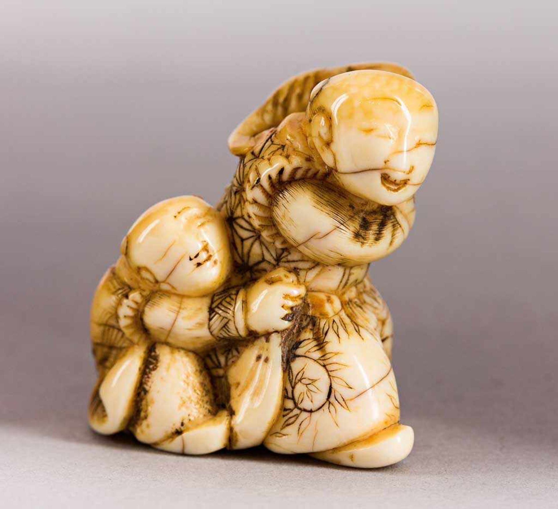 Elfenbein-Netsuke. Zwei Blinde. Japan, 19. Jh. H 3,2 cm