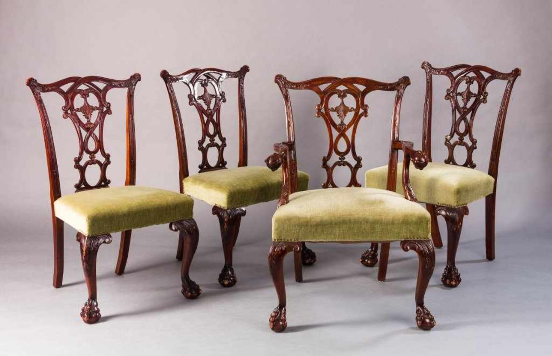 Satz von vier Stühlen im Chippendale-Stil. Mahagoni. 20. Jh. H 98 (48) cm