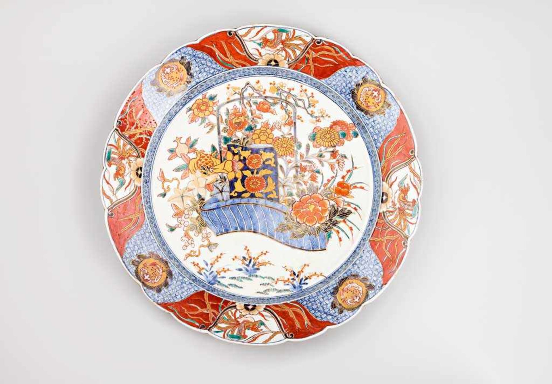 Große Imari-Platte. Unterglasurblaue Bemalung mit Überglasurdekor in fünf Farben und Gold.