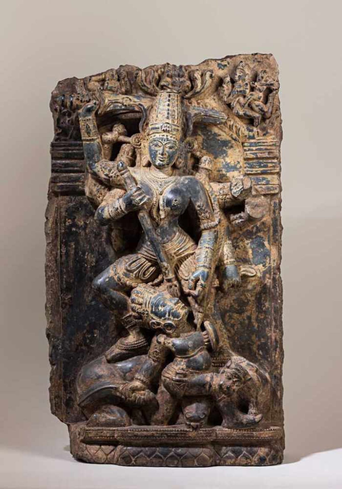 Beeindruckende Durga-Stele. Die achtarmige Göttin durchbohrt den Büffelgott Mahisamardini, der -