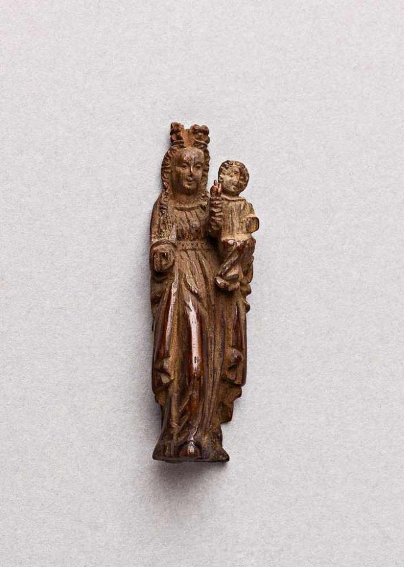 Miniatur-Buchsbaumschnitzerei. Madonna mit Kind. Süddeutsch, um 1630. H 4,6 cm. Sammlung Werner-