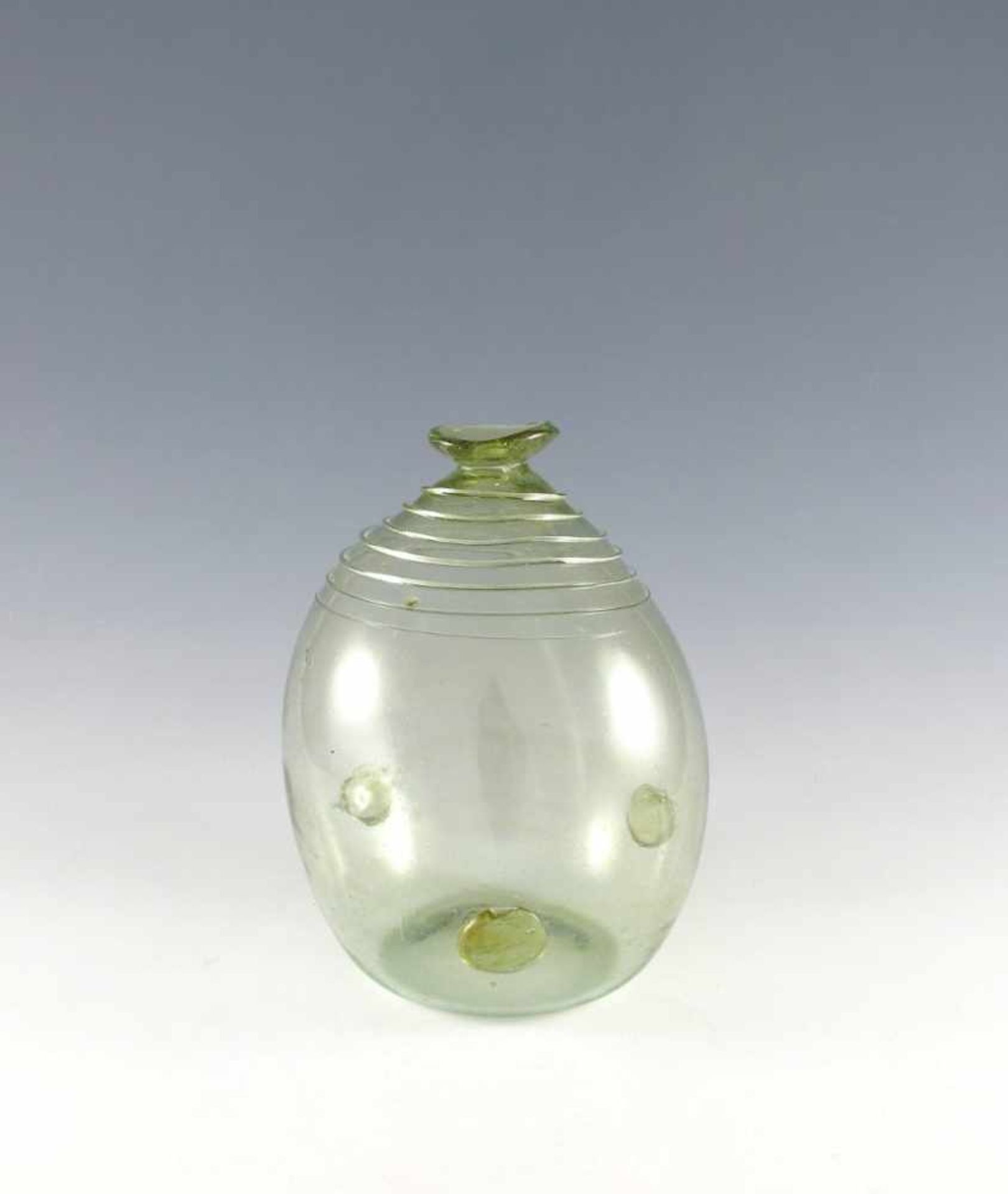 Fässchenförmige Flasche. Hellgrünes Glas mit Spiralaufschmelzung. H 28 cm