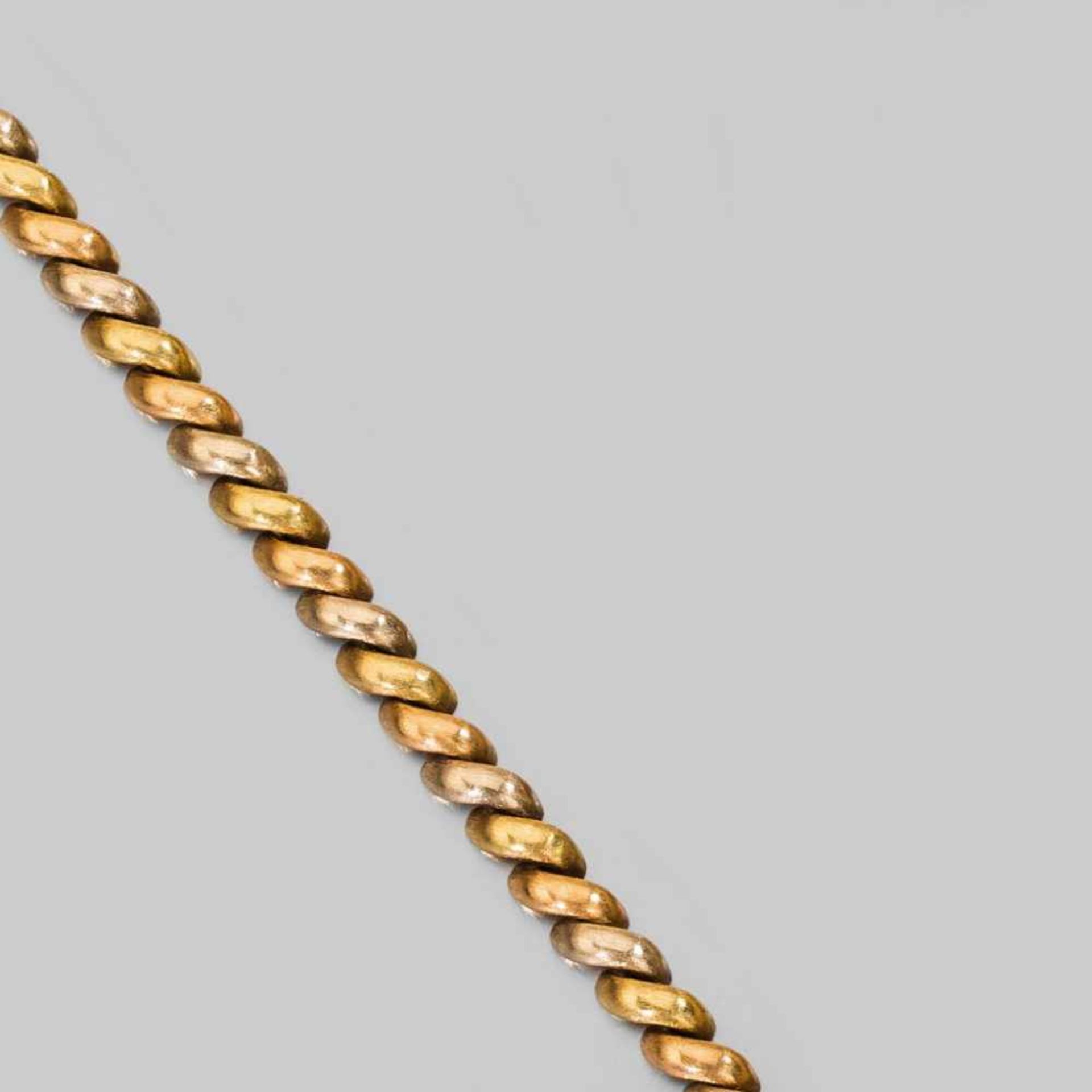 Goldenes Armband à trois couleurs. Feine satinierte Halbbögen. 18 ct. GG, WG und RG, 31 g. L 19 cm