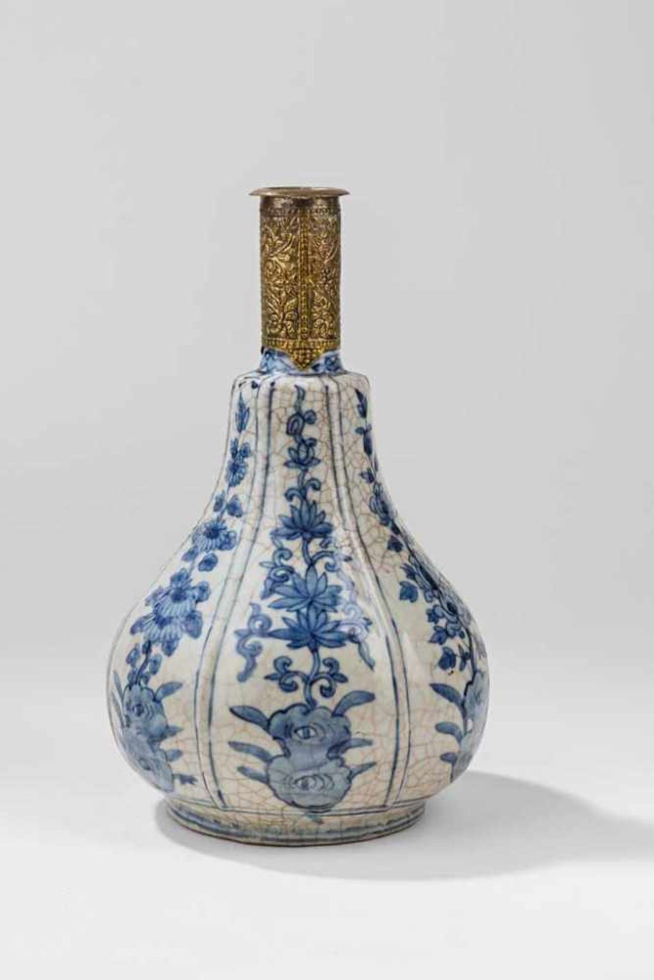 Balusterförmige Vase (Rosenwasserflasche). Korpus mit sechs vertikalen Wülsten. Zylindrischer