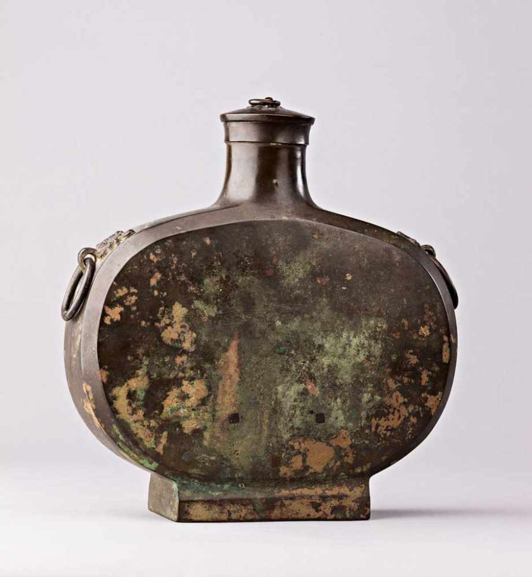 Pilgerflasche. Abgeflachte Form. Maskarons mit Ringösen. Bronze. China, 19. Jh. H 28 cm