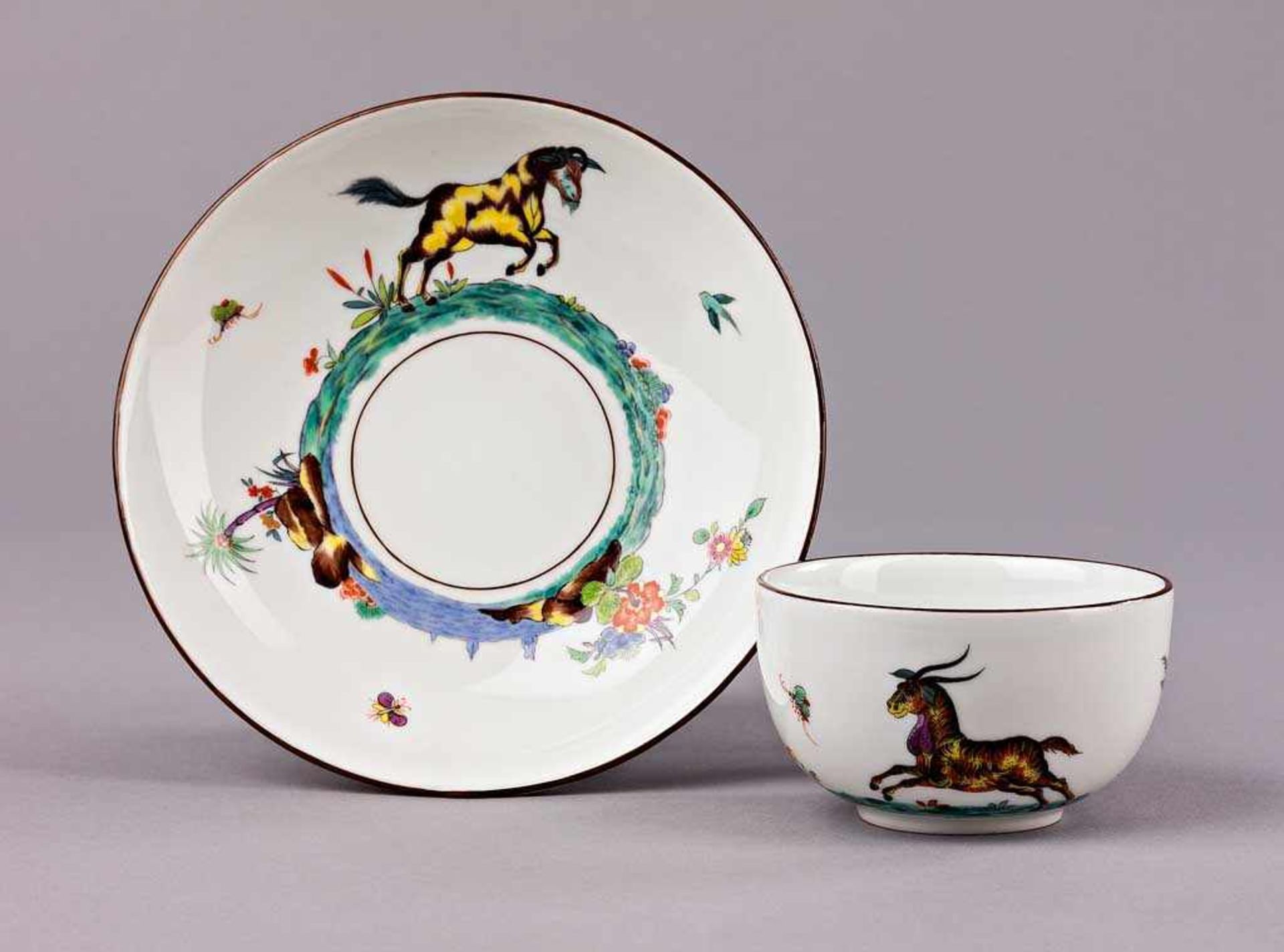 Tasse mit Untertasse. Polychrome Hausmalerei: Kakiemondekor, Insekten und springende Horntiere.