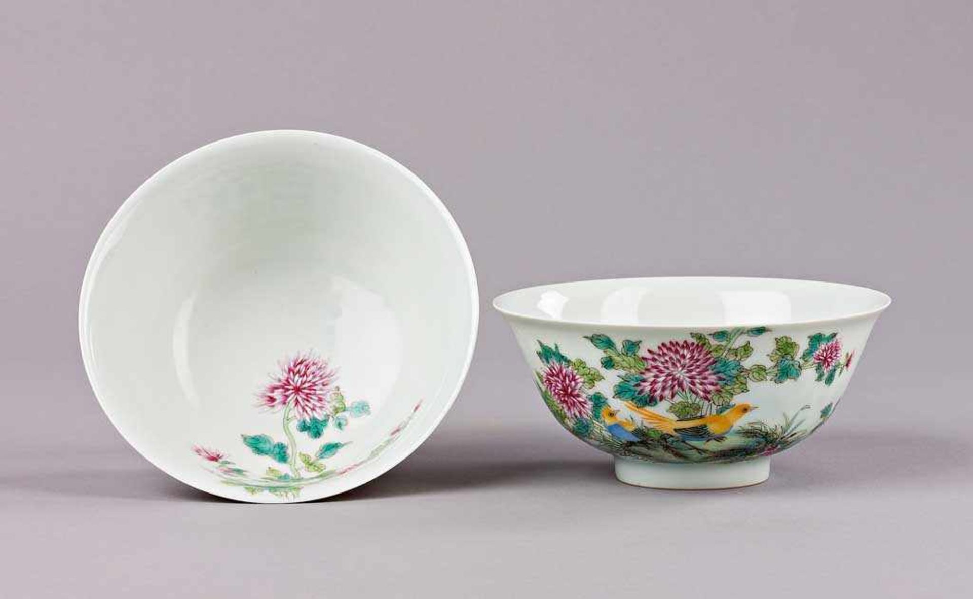 Paar Kummen. Feine polychrome Bemalung mit Blüten, Vogel und Insekten; innen Chrysanthemen. China,