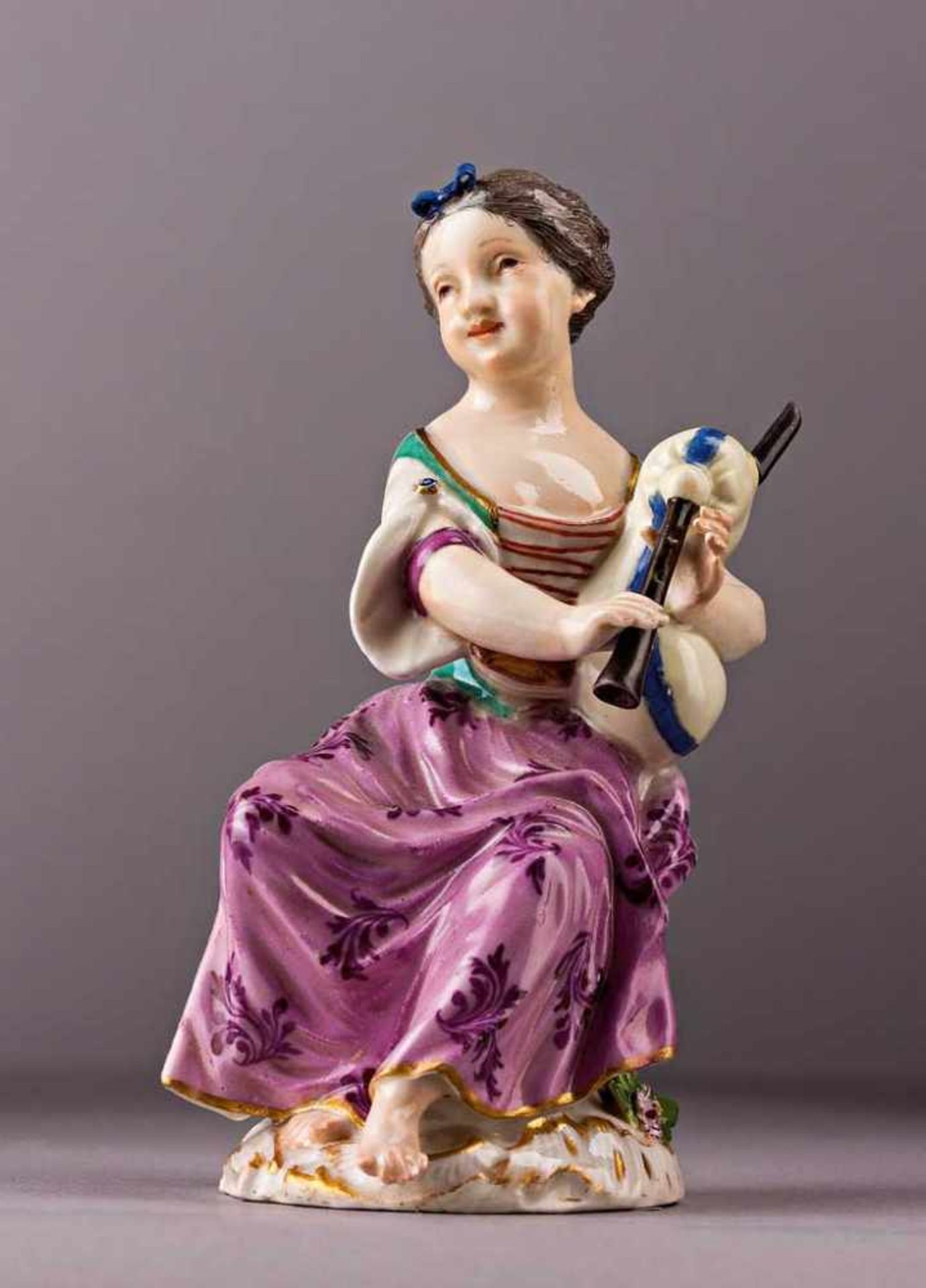 Dudelsackspielerin aus der Mädchenkapelle. Polychrom staffierte Figurine. Blaue Schwertermarke