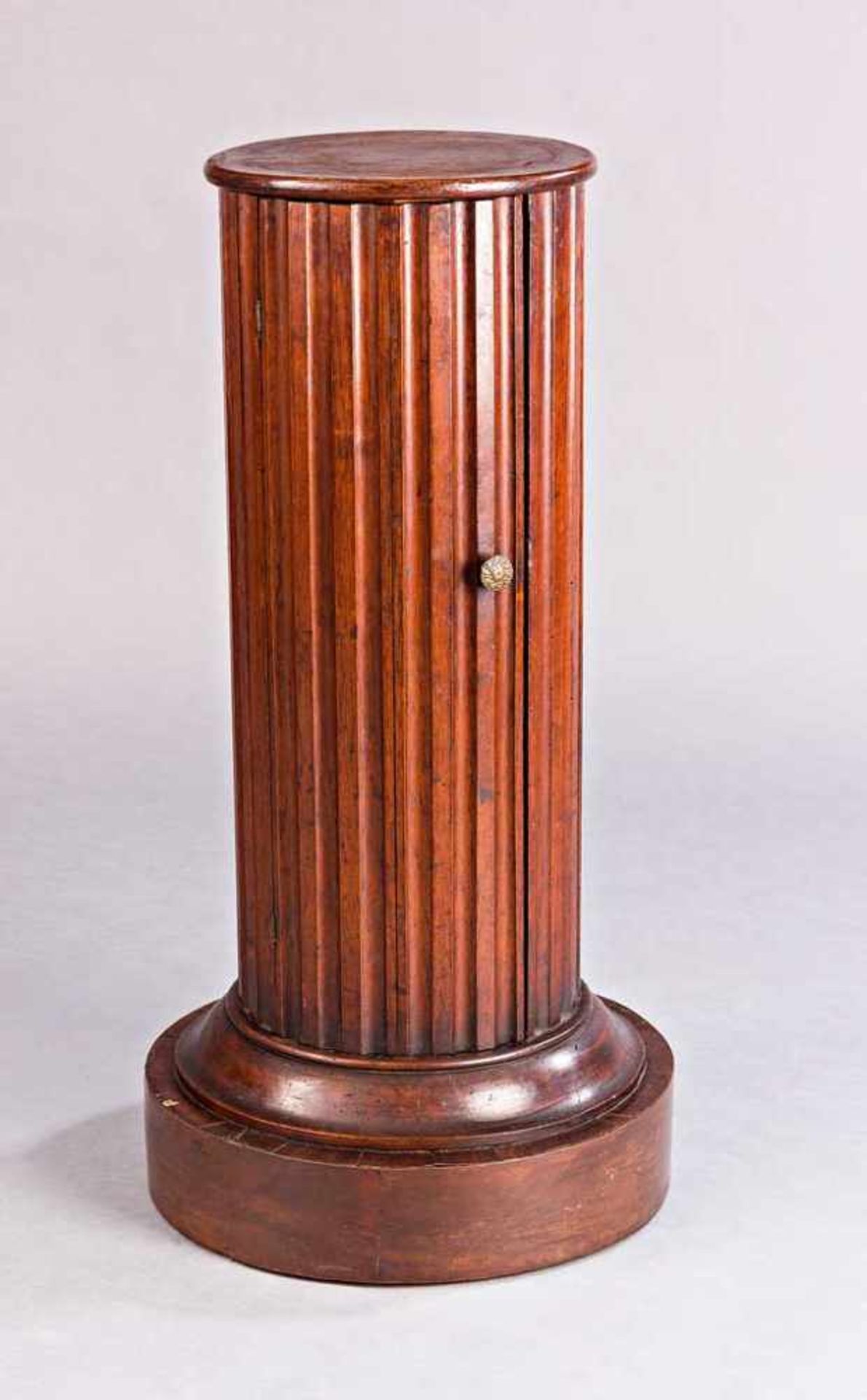 Tonneau in Säulenform. Eintürig. Nussbaum. 19./20. Jh. H 92 cm, Ø 50 cm