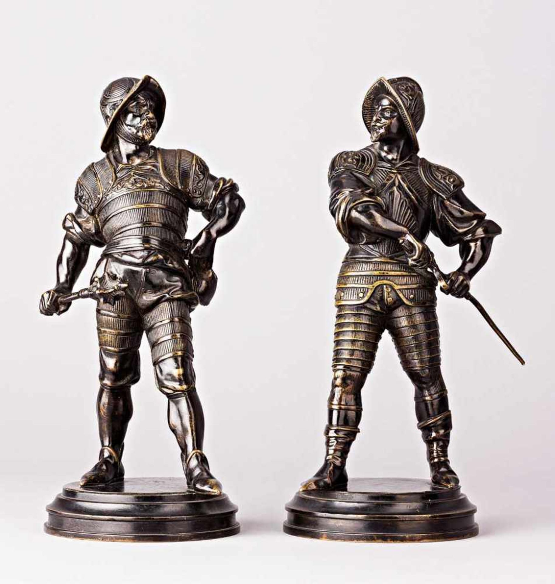 Paar Schweizer Söldner in Rüstung mit Morgenstern bzw. Schwert. Bronze. 19. Jh. H 29,5 cm