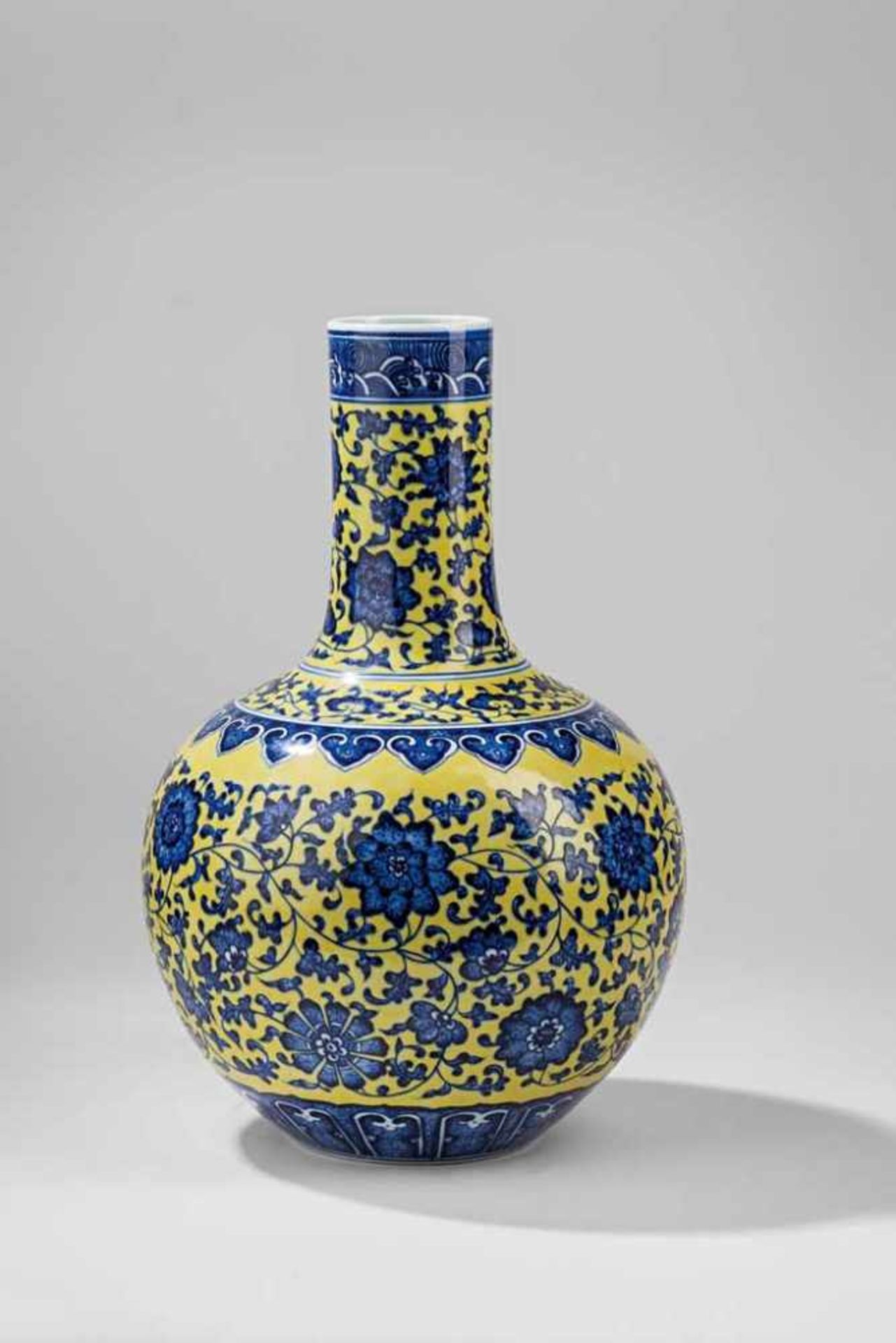 Balustervase. Gelber Fond und Unterglasurdekor im Ming-Stil: Päonien, Ranken und Lambrequinkante.