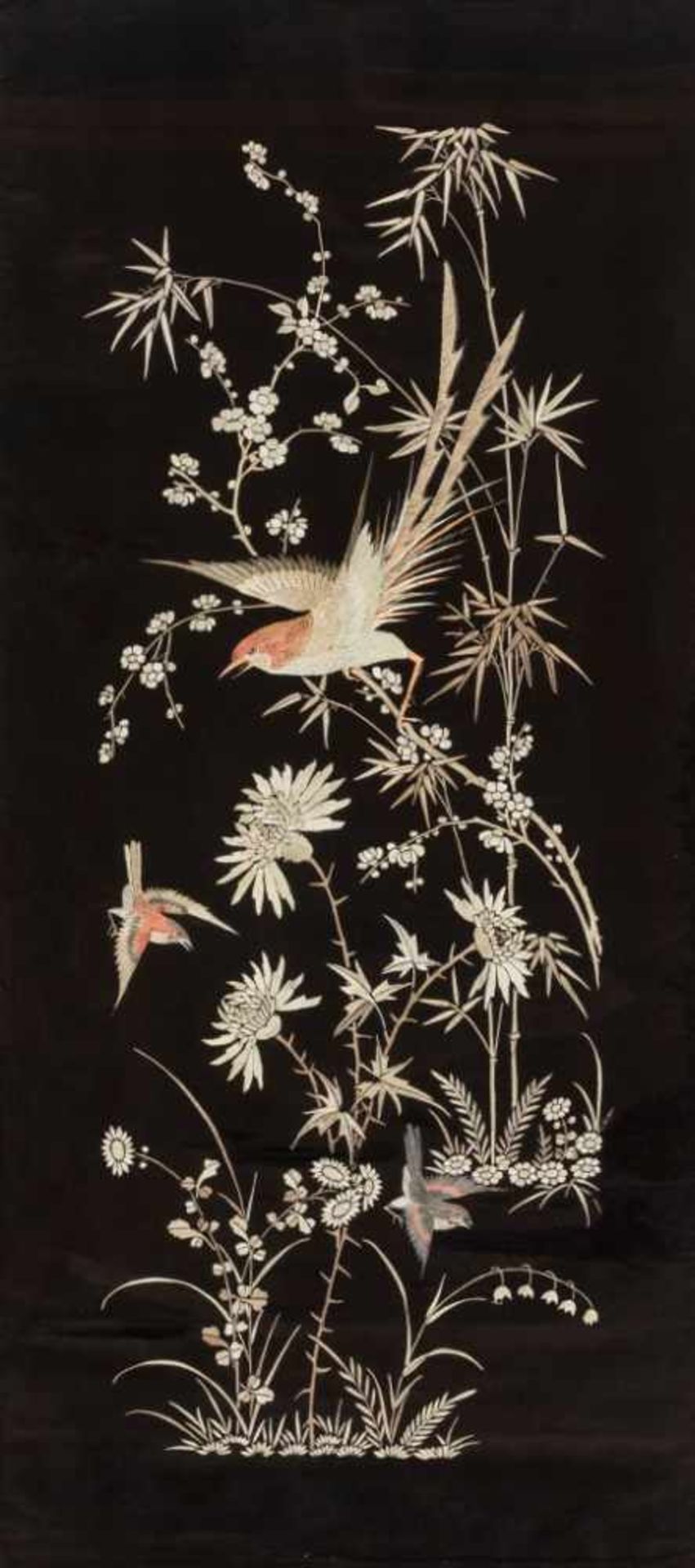 Große Seidenstickerei. Drei Vögel zwischen Blüten und Bambus, auf schwarzem Hintergrund. Ehem.