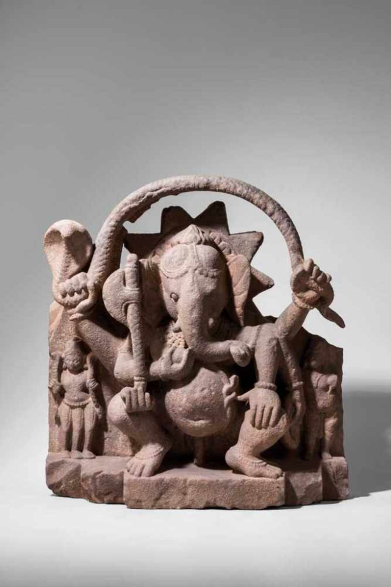 Hervorragende Stele, den elefantenköpfigen Ganesha darstellend. Auf vertikal getreppter Plinthe