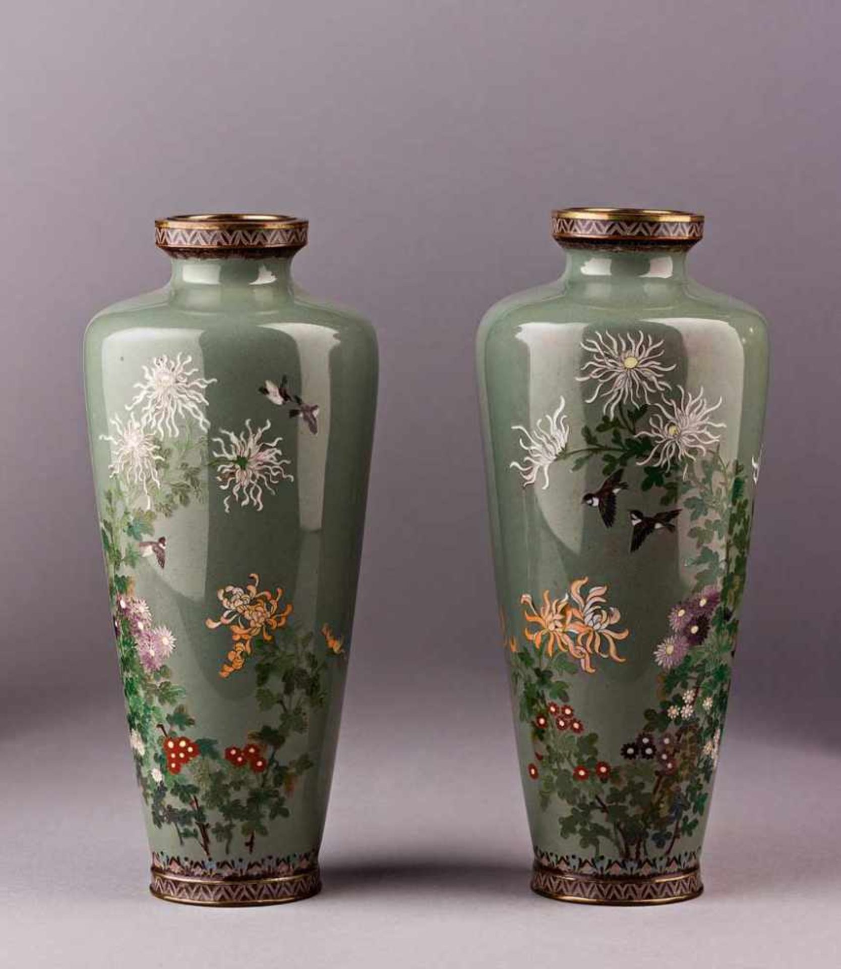 Paar hochfeine Cloisonné-Vasen. Chrysanthemen und weitere Blumen mit Vögeln. Seegrüner Fond. Feine