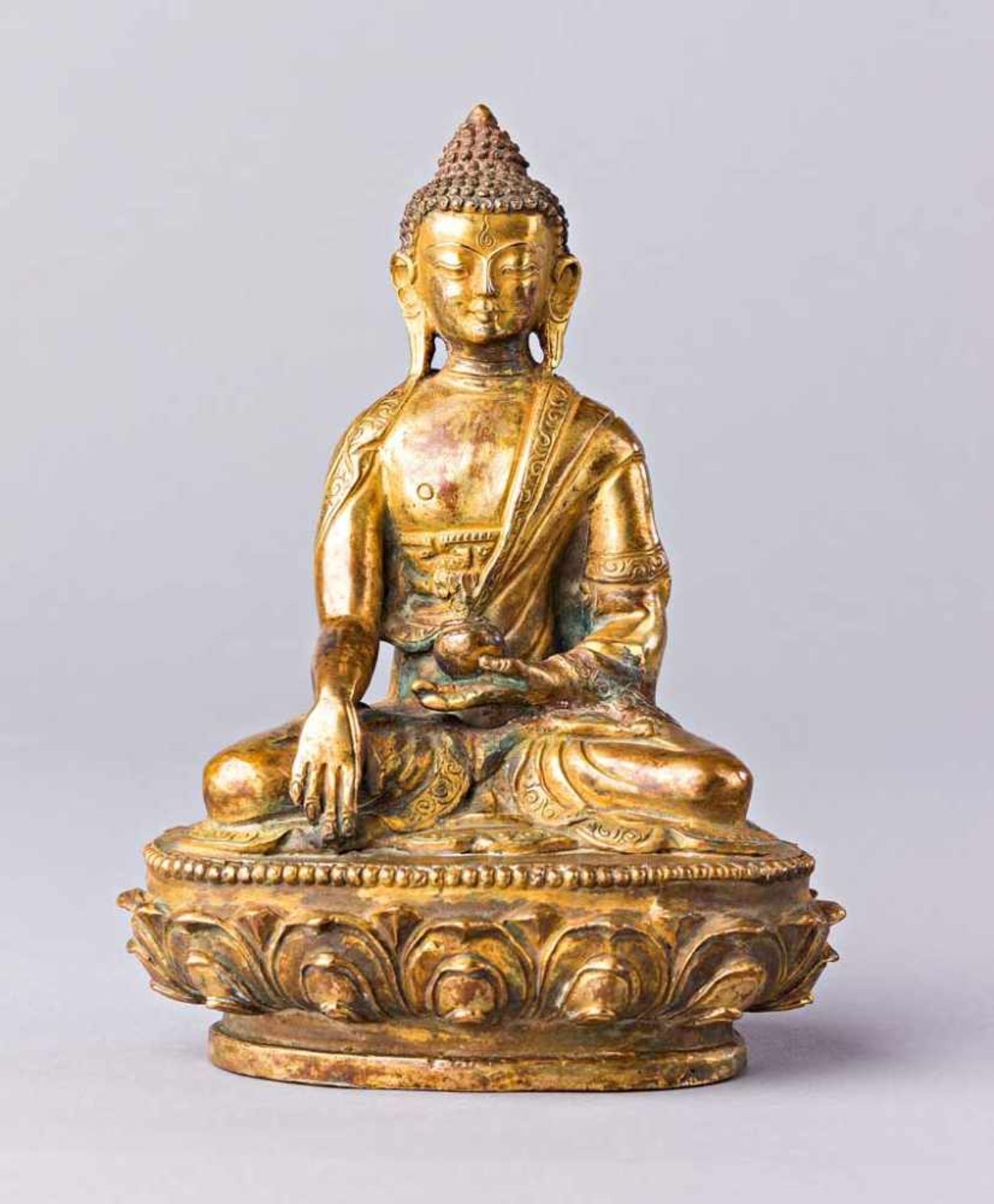 Sitzender Buddha auf Lotossockel. Dhyana Asana. Bhumisparsa Mudra mit Schale. Kupfer vergoldet.