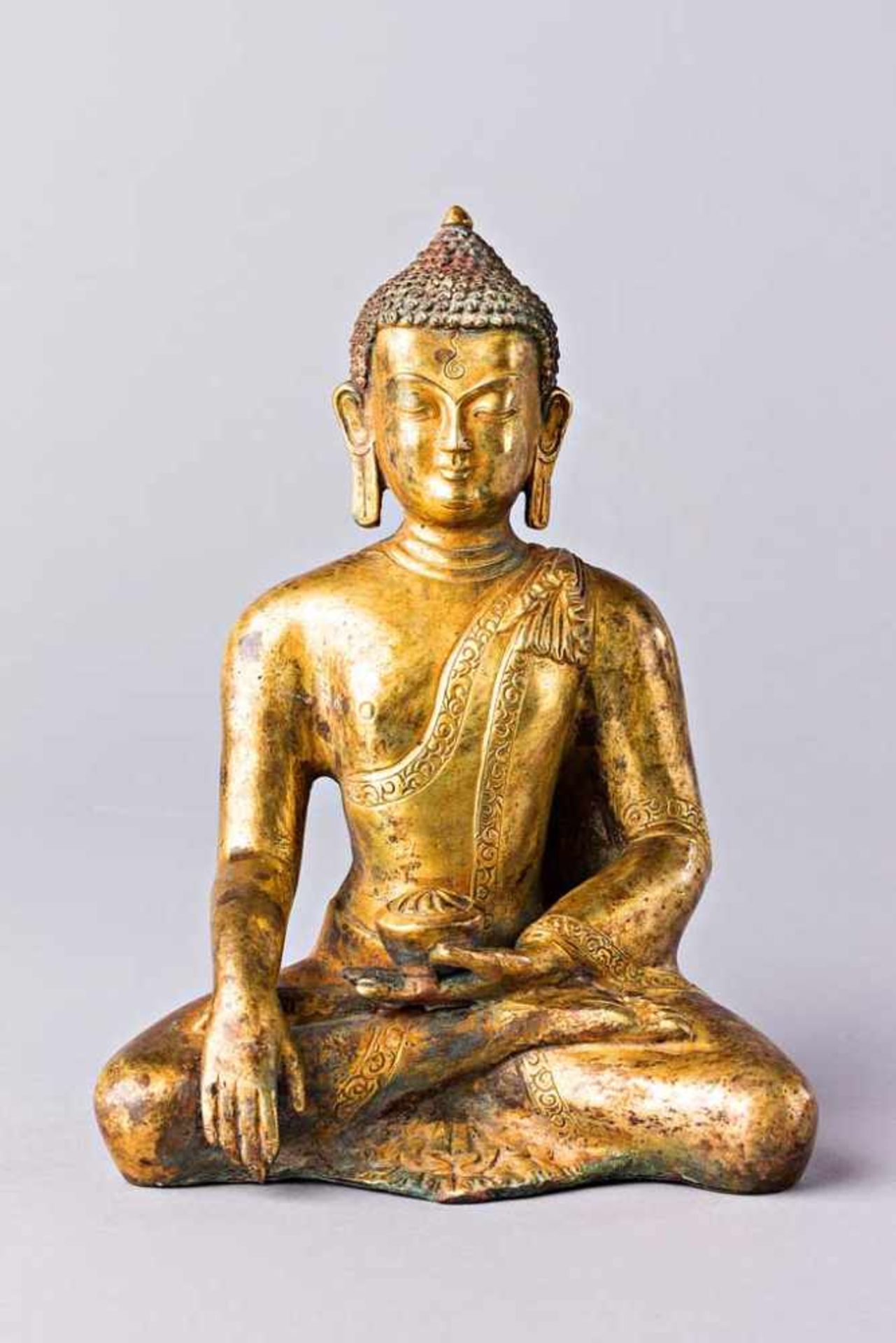 Sitzender Buddha. Dhyana Asana. Bhumisparsa Mudra mit Schale. Kupfer vergoldet. Tibet/Nepal. H 17