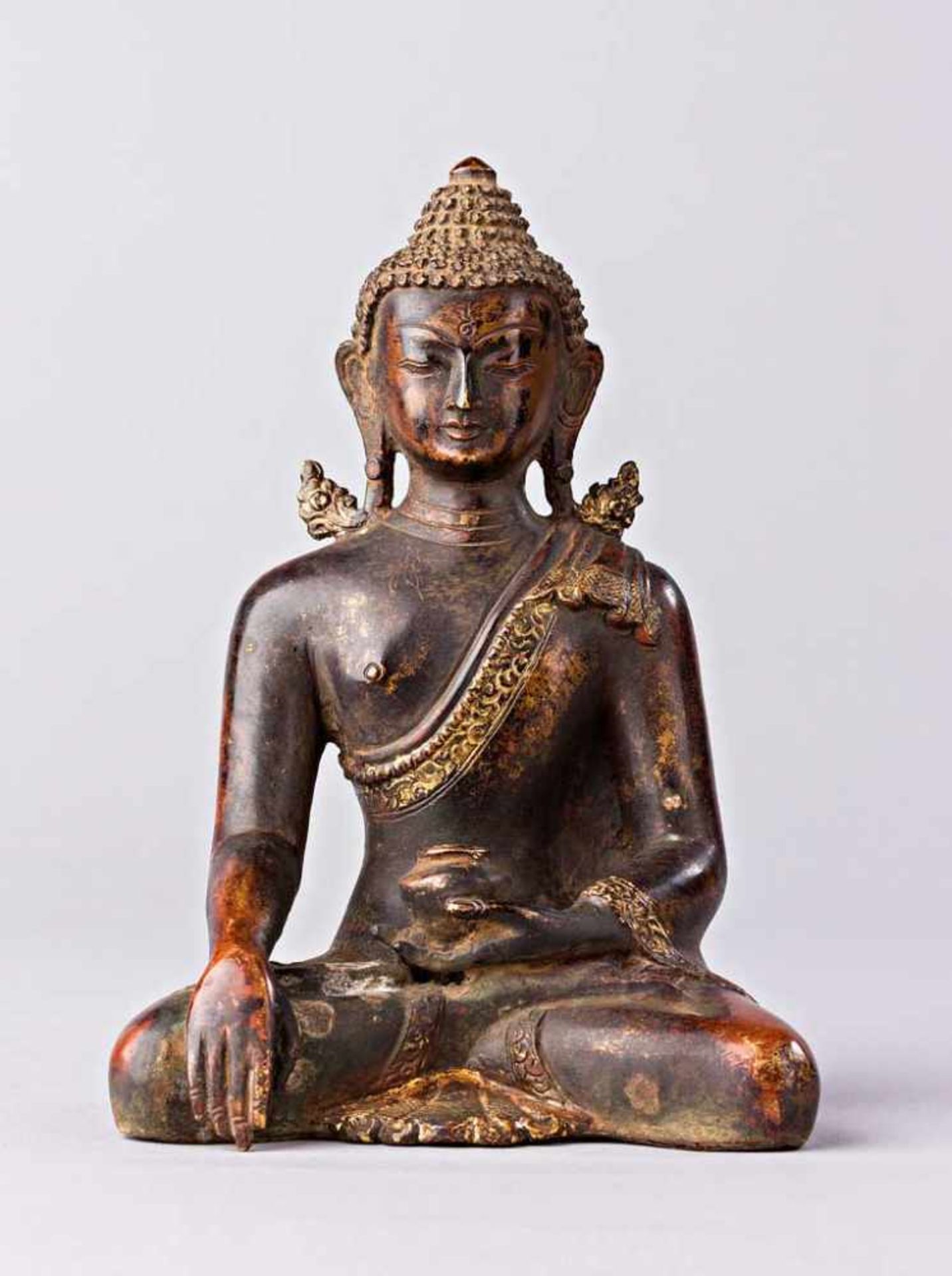 Sitzender Buddha. Dhyana Asana. Bhumisparsa Mudra mit Schale. Kupfer mit Teilvergoldung. Tibet/