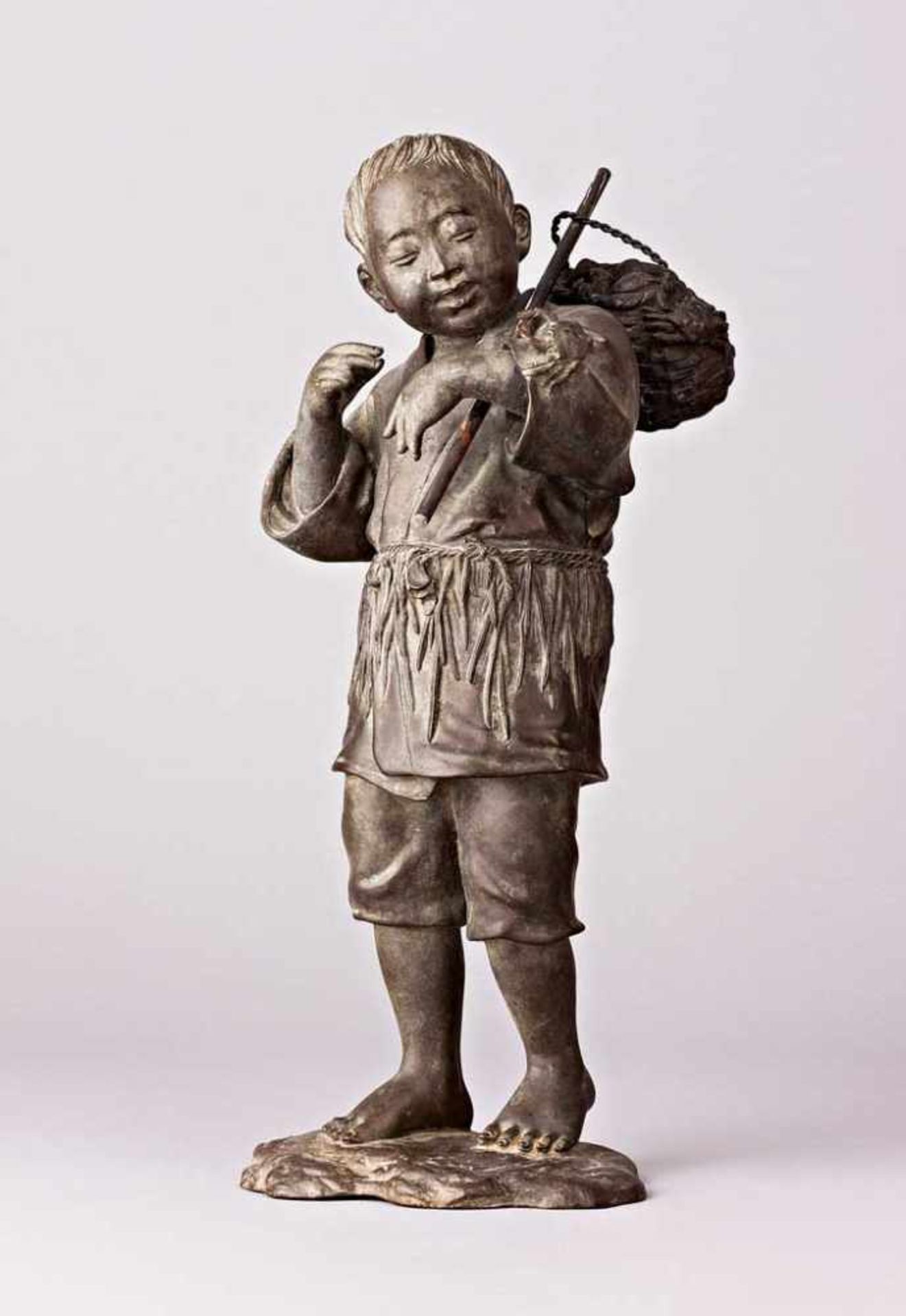 Fischerknabe mit seinem Fang, auf dem Arm eine Krabbe. Bronze. 19. Jh. H 34 cm