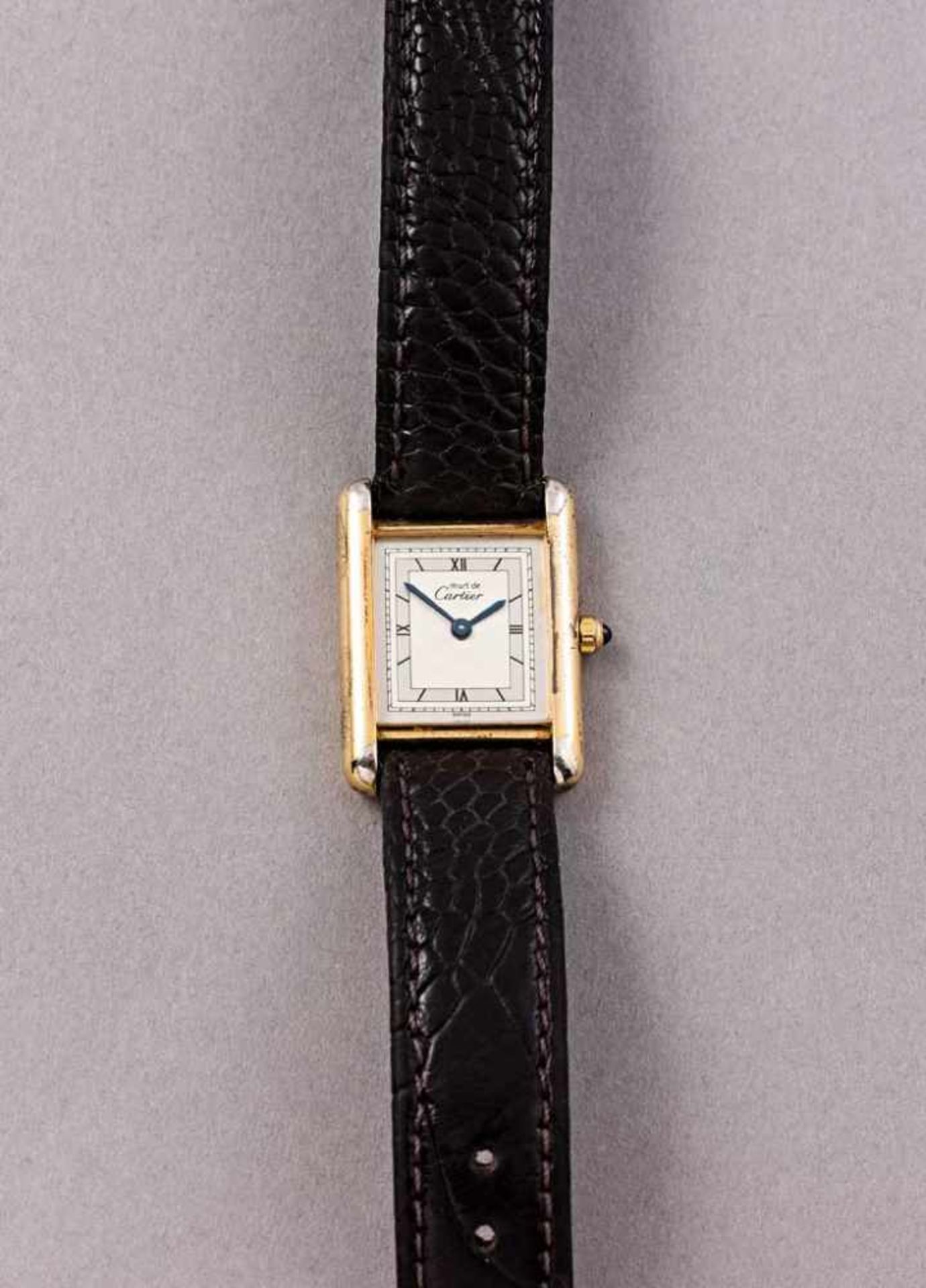 Cartier-Damenarmbanduhr. Cartier-Tank-Gehäuse Doublé. Versilbertes Zifferblatt. Krone mit