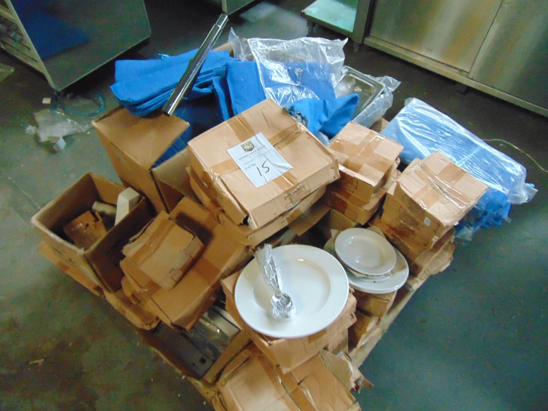 Pallet Of Table Ware - Bild 2 aus 2