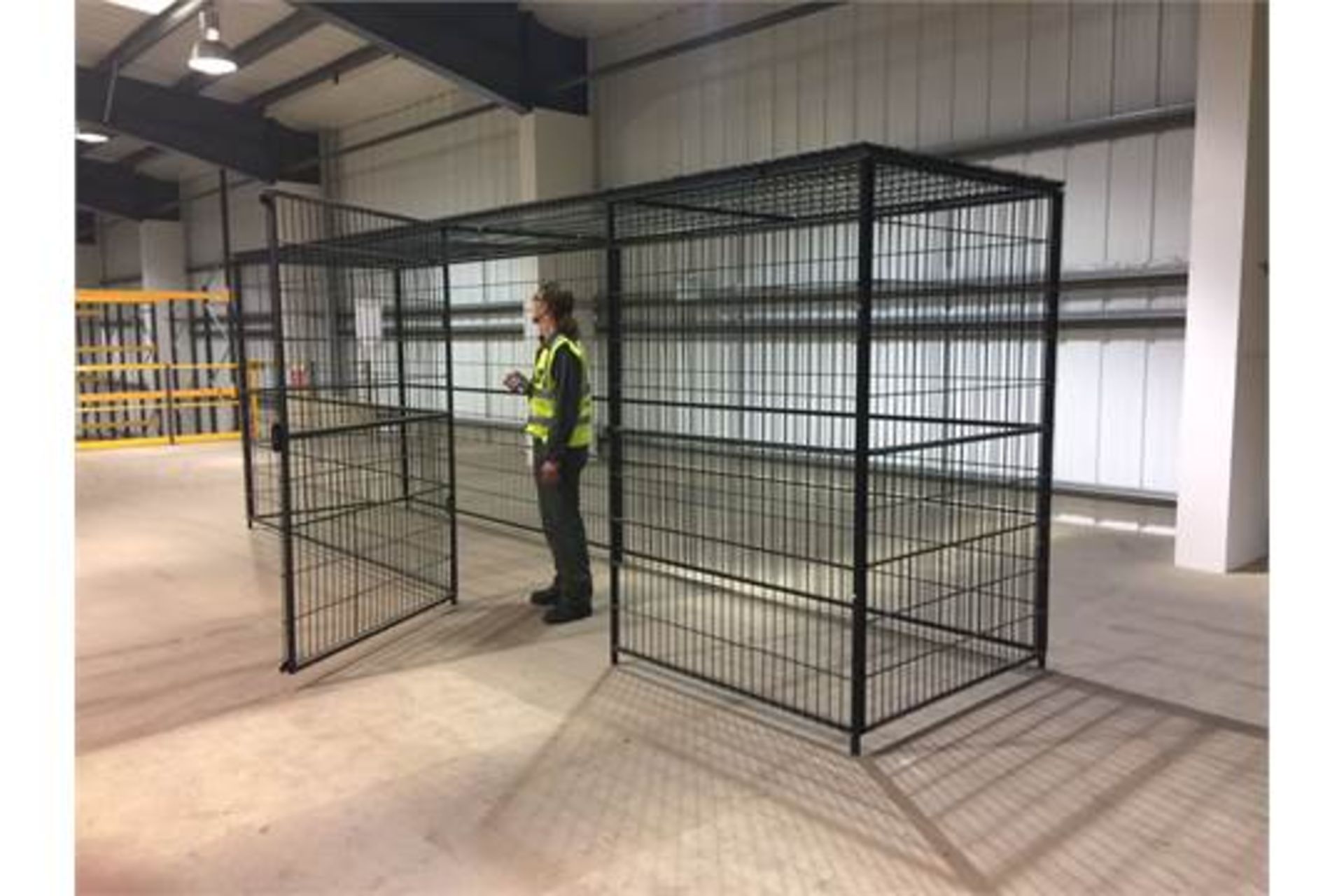 Large Black Metal Mesh Caging - Bild 2 aus 6