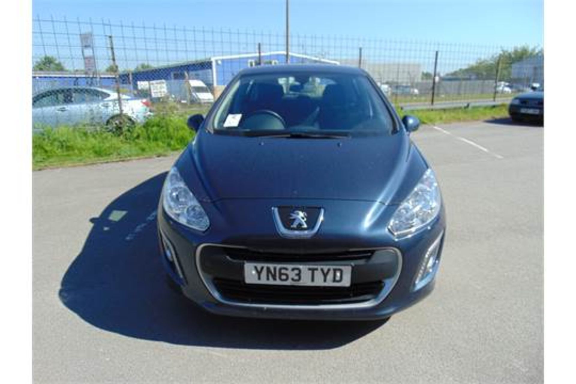 Peugeot 308 Access E-HDI - Bild 2 aus 7