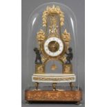 Originale DIRECTOIRE-PENDULE unter Glassturz. Frankreich um 1795. Fein vergoldeter Bronzekorpus,