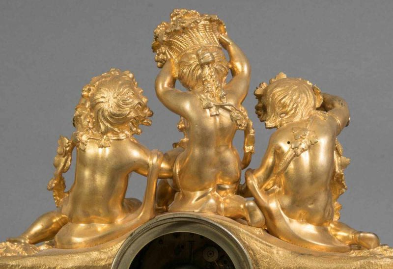 Antike Kaminpendule. Prunkvolles, vergoldetes Bronzegehäuse mit eingefassten Porzellanplaketten. - Image 20 of 21