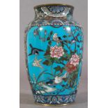 Antike, sehr feine Cloisonnè-Vase. Sehr schöner Erhalt. Japan um 1900. H. 25 cm, Dm. 15 cm.