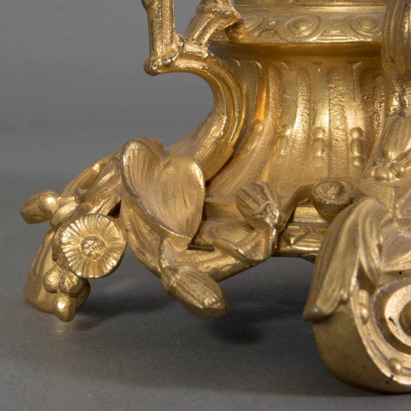 Figürliche Pendule, Frankreich 19. Jhd., feuervergoldetes Bronzegehäuse, mit eingesetzten, - Image 7 of 16