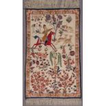 Jagdteppich. Isfahan/Iran. Ca. 68 x 112 cm. Heller Fond mit reitendem Jäger, versch. Flora &