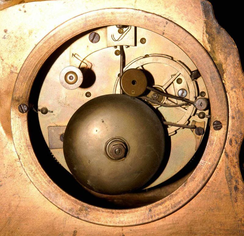 Pendule um 1840. Messingvollplatinenwerk mit Fadenaufhängung (Pendel fehlt), Schlag auf Glocke. - Image 7 of 8