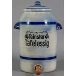 "Feinster Tafelessig". Grosses Essiggefäß. Blaugraues Steinzeug. Höhe ca. 52 cm, Durchmesser ca.