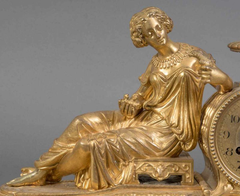 Figürliche Pendule, Frankreich 19. Jhd., feuervergoldetes Bronzegehäuse, mit eingesetzten, - Image 16 of 16