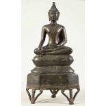 Buddha. Eisen. Unbekanntes Alter. H. 45 cm, Versch. Elemente nachträglich angebracht(?). Ca. 6,6 kg.