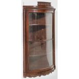 Eckvitrine zur Wandaufhängung. Norddeutsches Biedermeier um 1840/50. Viertelkreisrunde Tür mit