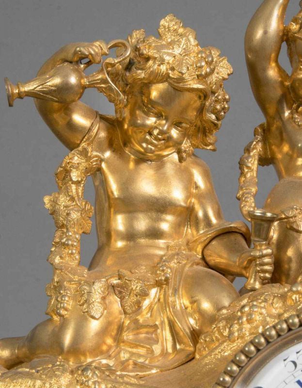 Antike Kaminpendule. Prunkvolles, vergoldetes Bronzegehäuse mit eingefassten Porzellanplaketten. - Image 21 of 21