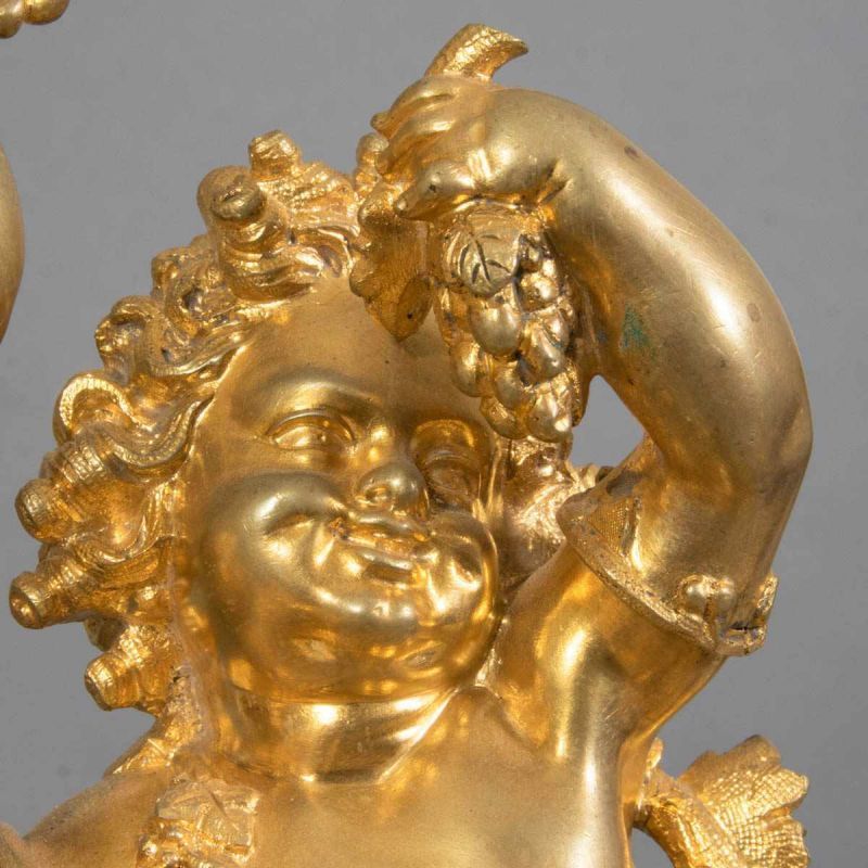 Antike Kaminpendule. Prunkvolles, vergoldetes Bronzegehäuse mit eingefassten Porzellanplaketten. - Image 5 of 21