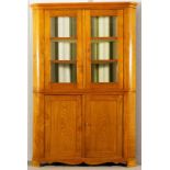 4türige Eckvitrine. Biedermeier um 1840/50. Esche massiv, Nadelholzkorpus. Zweiteiliges Eckmöbel.