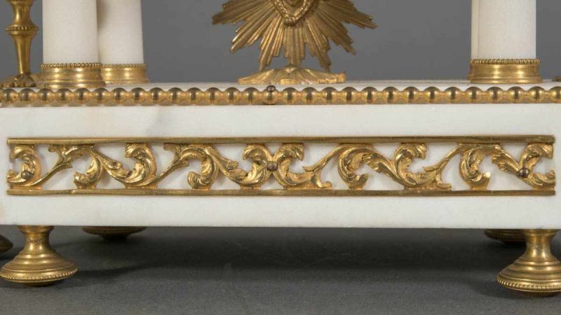 Elegante Pendule, Frankreich, Mitte 19. Jhd. Weisses Alabastergehäuse mit zahlreichen vergoldeten - Image 6 of 15