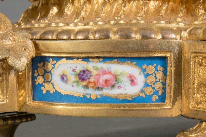 Antike Kaminpendule. Prunkvolles, vergoldetes Bronzegehäuse mit eingefassten Porzellanplaketten. - Image 12 of 21