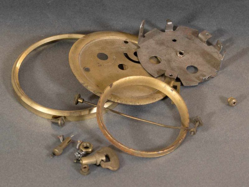 Figürliche Pendule, Frankreich 19. Jhd., feuervergoldetes Bronzegehäuse, mit eingesetzten, - Image 13 of 16