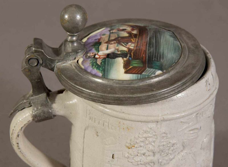 Antiker Modelkrug, Höhe 16,5 cm, zinnmontierter Deckel mit Porzellanbildplakette. Zinnmontierung - Image 8 of 9