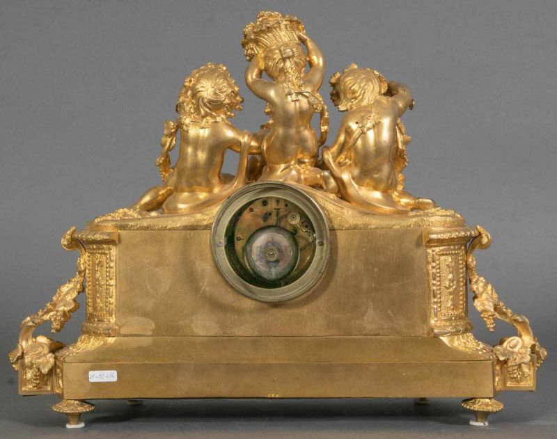 Antike Kaminpendule. Prunkvolles, vergoldetes Bronzegehäuse mit eingefassten Porzellanplaketten. - Image 7 of 21