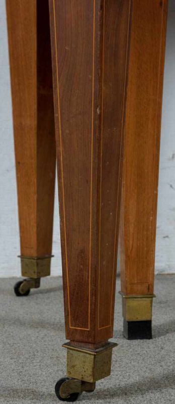 Ovaler Auszugstisch. Mahagoni. Englisches Stilmöbel aus der Mitte des 20. Jhds.. Stilvolle Einlagen. - Image 6 of 14