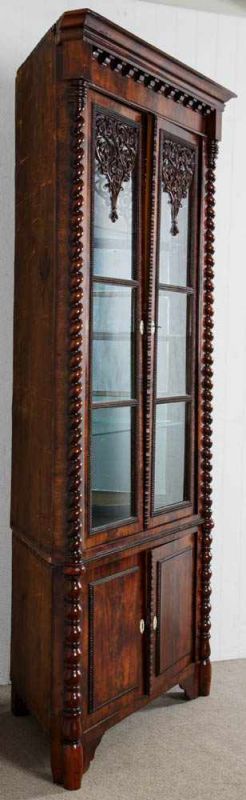 Eckvitrine. Biedermeier, Deutsch um 1840/50. Mahagoni massiv & Furniert. Zweitüriger Korpus. - Image 5 of 10